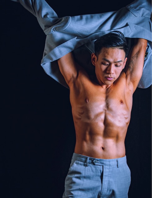 Man lifting shirt